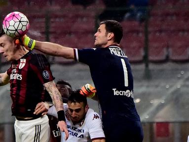 Gelandang AC Milan, Juraj Kucka (kiri) berebut bola dengan kiper Torino, Daniele Padelli, dalam laga Serie A Italia di Stadion San Siro, Milan, (27/2/2016). (AFP/Giuseppe Cacace)