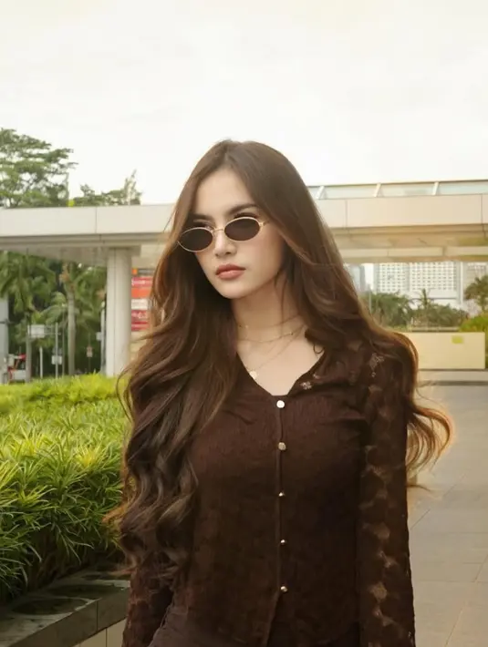 <p>Ibu Selina ini memilih tampil mengenakan atasan coklat lengan panjang model lace dengan kancing depan. Membuat tampilan bak remaja meski sudah punya anak satu. [@mahaliniraharja]</p>