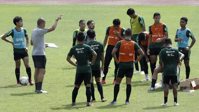 Asisten pelatih Timnas Indonesia U-22, Nova Arianto, memberikan arahan saat latihan. (Bola.com/Yoppy Renato)