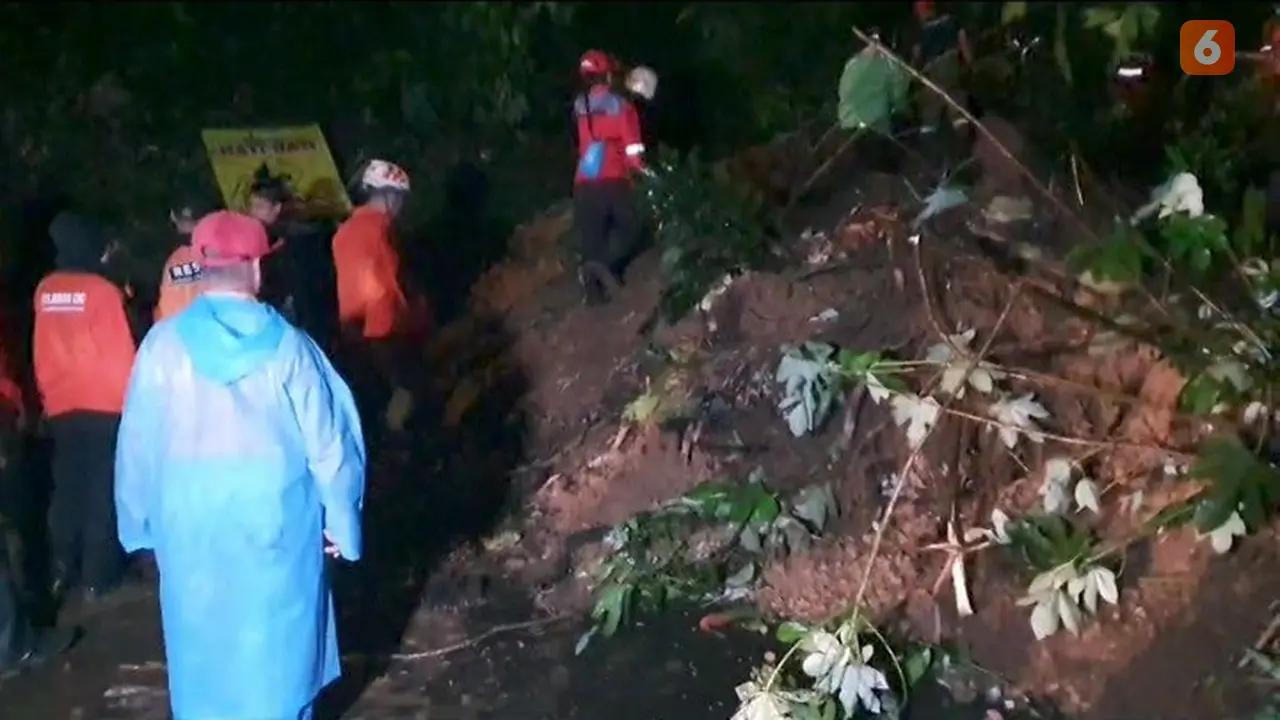 Petugas BPBD Kabuoaten Sukabumi serta relawan saat mengevakuasi material longsor di Jalan Nasional Sukabumi-Bogor (Liputan6.com/Fira Syahrin).