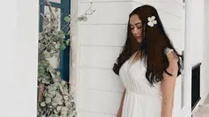 Memakai dress putih, Aura Kasih tampil dengan rambut panjang diurai. Untuk menyempurnakan penampilan, pemilik nama Sanny Aura Syahrani ini menyematkan bunga melati di telinganya. Tak dapat dipungkiri, kecantikannya pun semakin terpancar berpadu dengan keindahan bunga. (Liputan6.com/IG/@aurakasih)