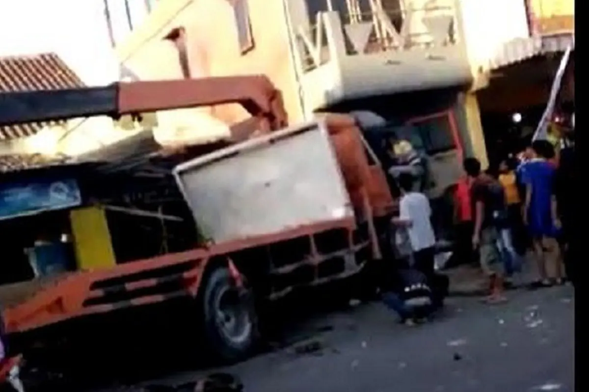 Truk Tronton Seruduk Sepeda Motor hingga Rumah di Karangploso 