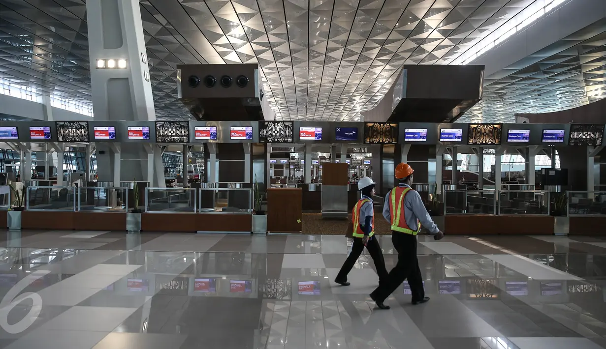 Suasana bagian check-in  di Terminal 3 Ultimate Bandara Soekarno-Hatta, Cengkareng, Banten, Sabtu (2/7). Pengerjaan Terminal 3 Ultimate Bandara Soekarno-Hatta tinggal persoalan ATC yang perlu diselesaikan. (Liputan6.com/Faizal Fanani)