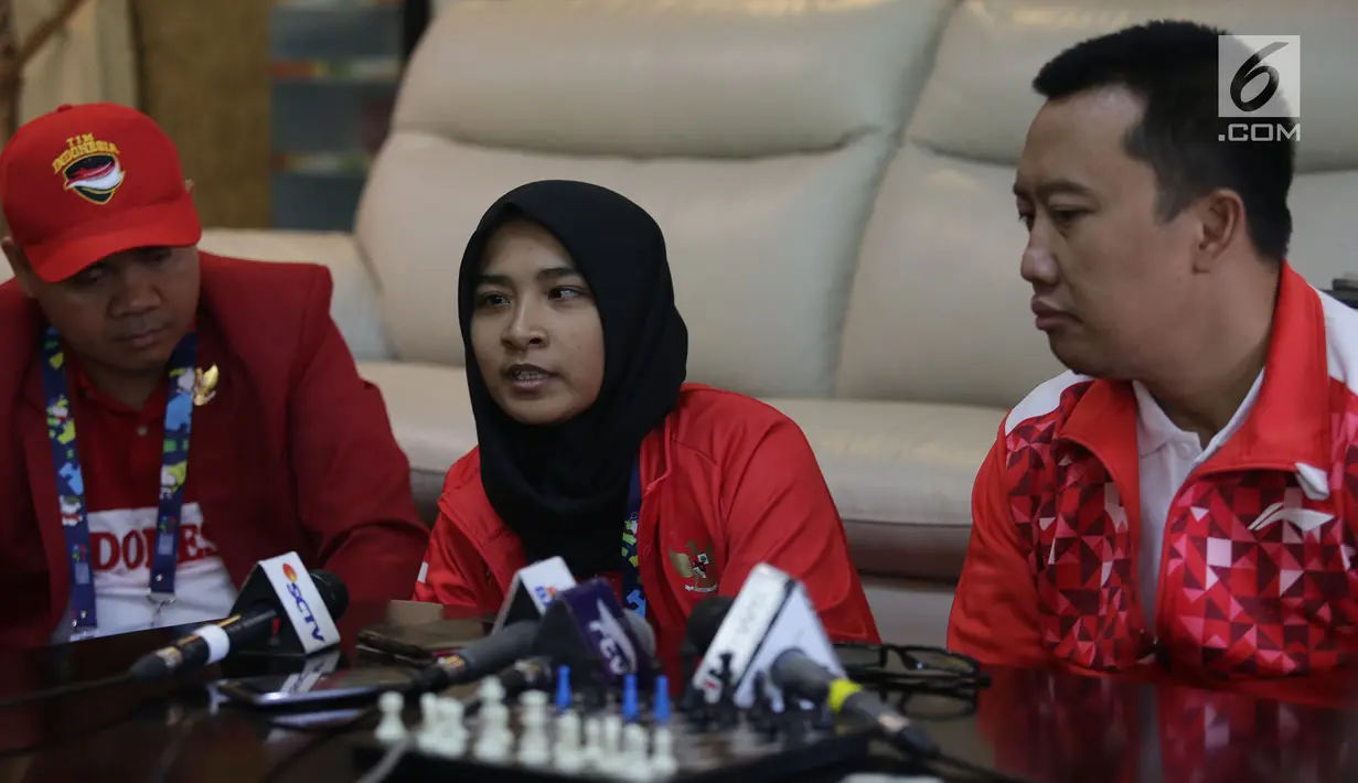 Menteri Pemuda dan Olahraga Imam Nahrawi dan atlet blind judo, Miftahul Jannah memberikan keterangan usai bermain catur di Jakarta, Selasa (9/10). Miftahul merupakan judoka yang diskualifikasi di Asian Para Games karena jilbab. (Merdeka.com/Imam Buhori)