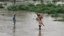 Hujan deras selama akhir pekan membuat sebagian New Delhi mengalami banjir yang merendam jalan-jalan dan membuat warganya terjebak tak bisa ke mana-mana. (AFP/Money Sharma)