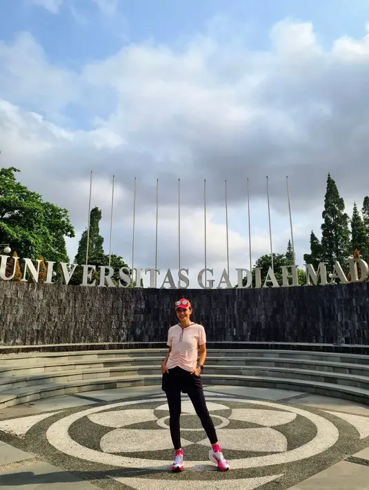 berolahraga dengan tema pink adalah pilihan yang tepat karena dapat membuatmu terlihat hangat dan menarik. (instagram/najwashihab)