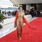 Krisdayanti tampil mengenakan kebaya panjang brokat warna emas dari Anne Avantie dipadukan bawahan kain songket Palembang warna merah. [Instagram/@krisdayantilemos]