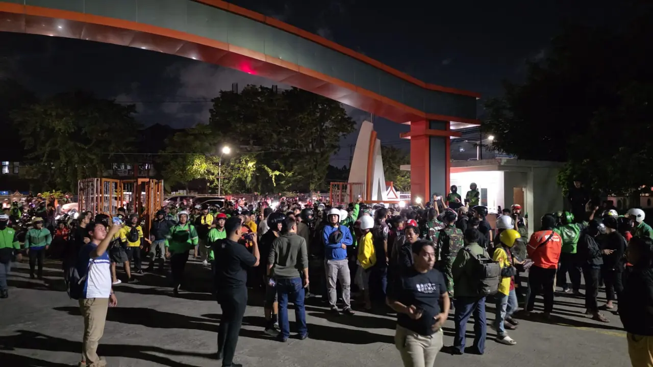 Pengemudi ojol bentrok dengan mahasiswa UNM. (Liputan6.com/Fauzan)