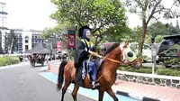 Mahasiswi berhijab berangkat wisuda naik kuda di UMM. (Foto: Muhammadiyah.or.id)
