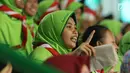 Suporter tim voli putra Indonesia bersorak saat menyaksikan laga melawan Arab Saudi di Kejuaraan Voli Asia 2017 ke-16 di GOR Tri Dharma, Gresik, Senin (24/7). Indonesia unggul 25-23, 25-21, 22-25, 26-24. (Liputan6.com/Helmi Fithriansyah)