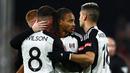 Pemain Fulham merayakan gol yang dicetak oleh Bobby De Cordova-Reid (tengah) saat laga putaran ketiga Piala FA 2023/2024 melawan Rotherham yang berlangsung di Craven Cottage, London, Inggris, Sabtu (06/01/2023). (AFP/Henry Nicholls)