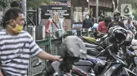 Sejumlah warga saat beralih menjadi tukang ojek akibat berhenti kerja di Jakarta, Kamis (12/11/2020). Dari jumlah tersebut, DKI Jakarta mendominasi dengan jumlah 10,9t persen dari total keseluruhan pengangguran di Indonesia. (merdeka.com/Iqbal S. Nugroho)