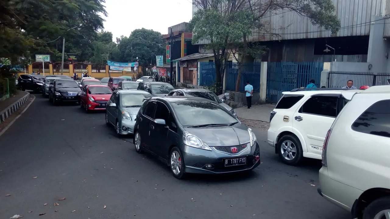 Antrian kendaraan saat akhir pekan menjadi pemandangan baru di kabupaten Garut, Jawa Barat