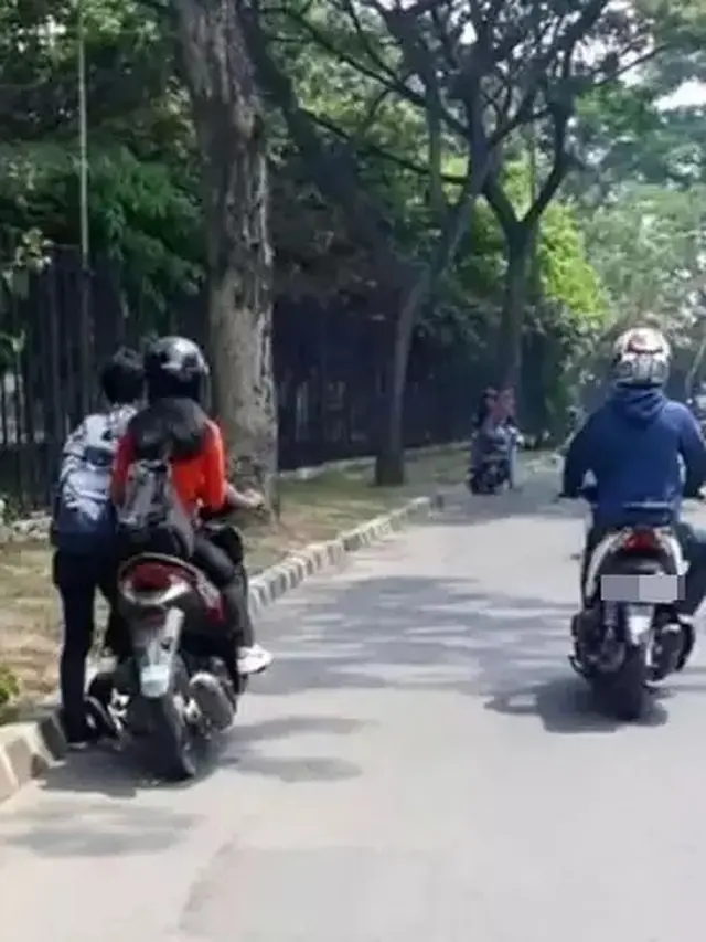 10 Potret Absurd Orang Bantu Dorong Kendaraan Mogok Ini Bikin Geleng Kepala