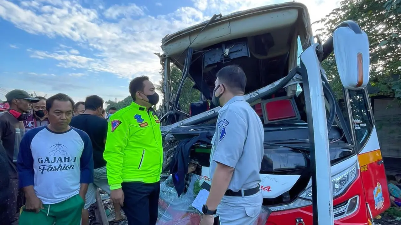 Bus Harapan Jaya tertabrak kereta api di Tulungagung. (Dian Kurniawan/Liputan6.com)
