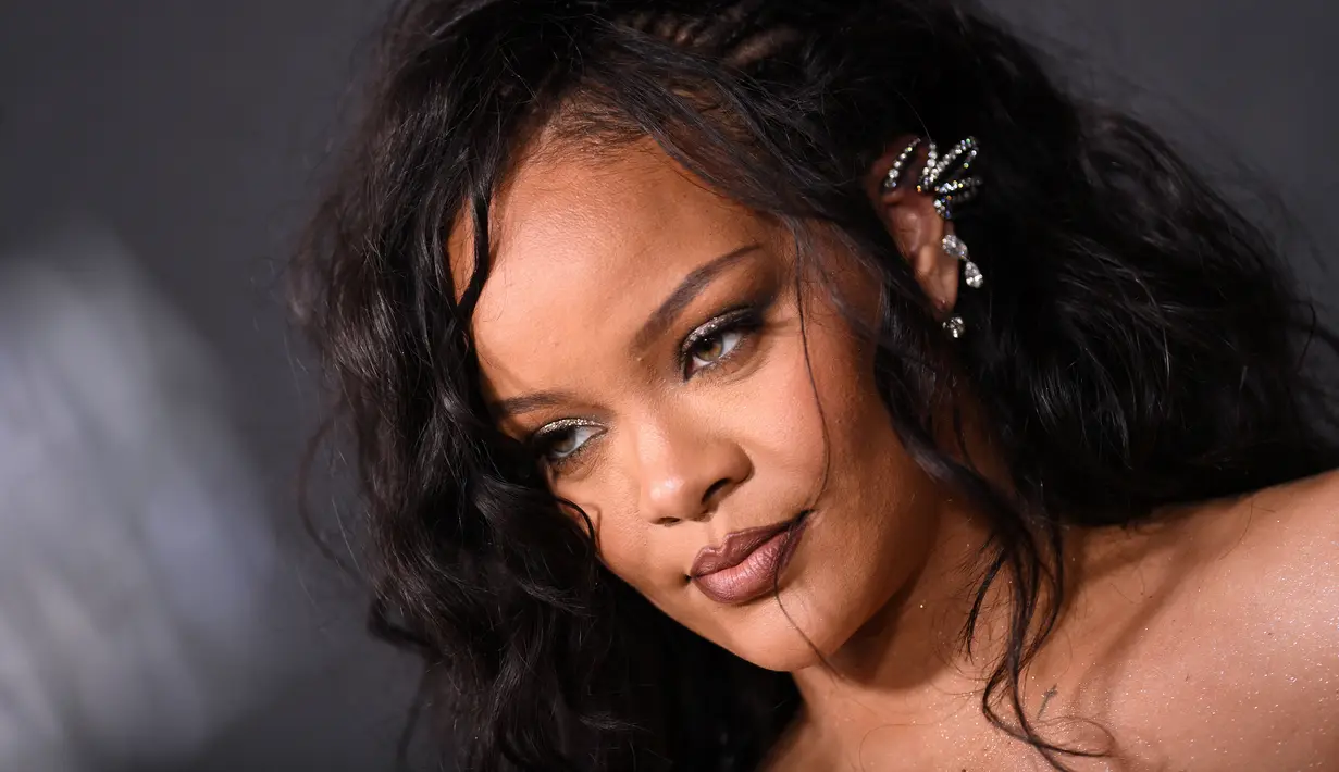 Rihanna berpose saat menghadiri pemutaran perdana film "Black Panther: Wakanda Forever" Marvel Studios di Dolby Theatre di Hollywood, California, pada 26 Oktober 2022. Hanya beberapa hari setelah mengumumkan comeback musik yang telah lama ditunggu-tunggu untuk pertama kalinya dalam lima tahun, single untuk sekuel Black Panther berjudul Lift Me Up. (AFP/Valeri Macon)