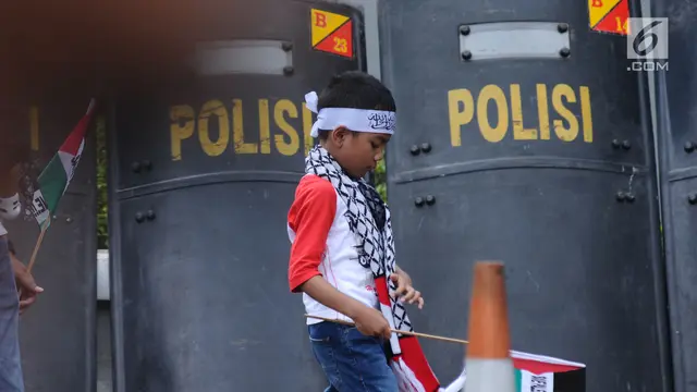 Pendemo Bela Palestina Kepung Kedubes AS di Jakarta