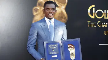 Pemain Kamerun, Samuel Eto'o berpose dengan trofi Golden Foot miliknya, Monaco, Senin (21/9/2015). Golden Foot 2015 diraih lima orang yaitu Rinat Dasaev, Daniel Passarella, Gheorghe Hagi,  Trezeguet dan Eto'o. (AFP Photo/Valery Hache)