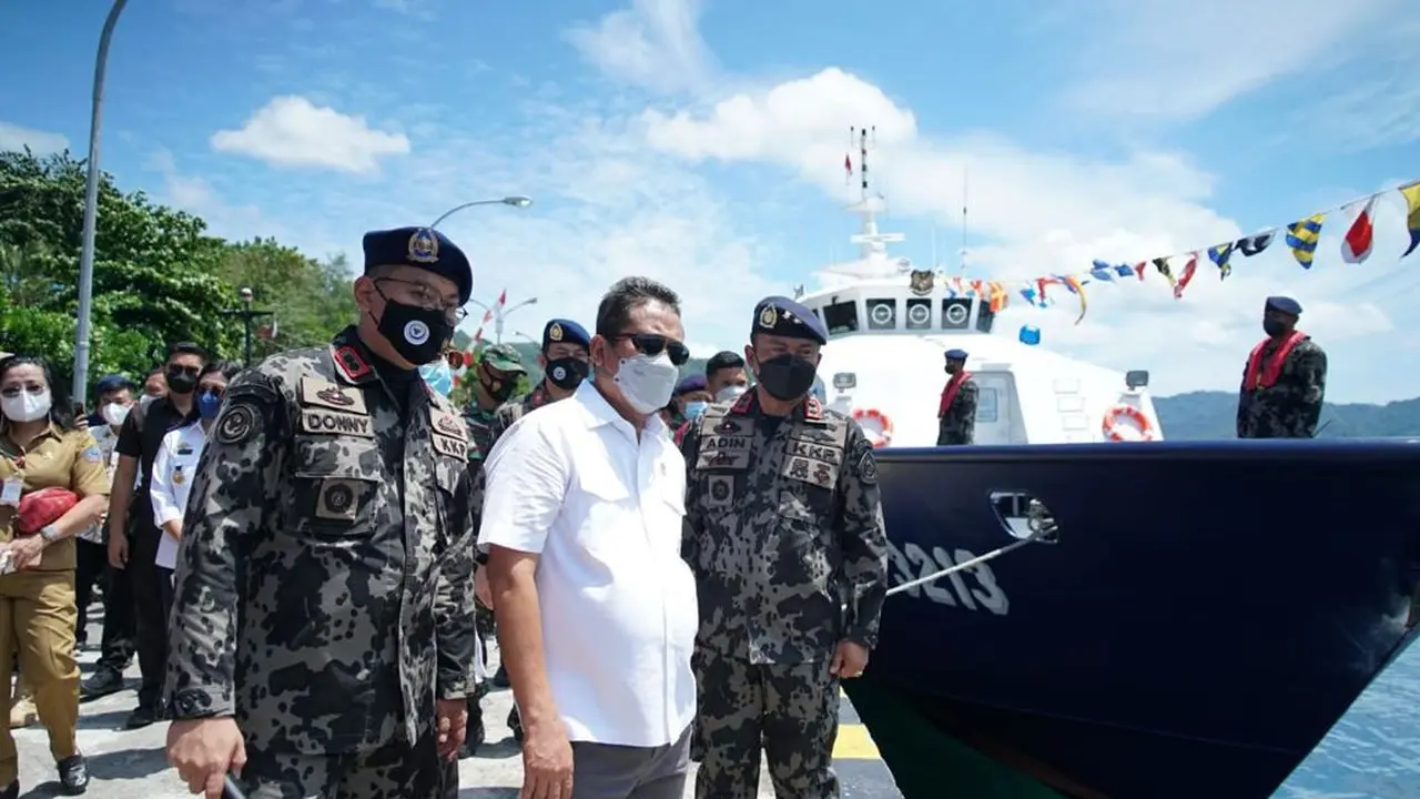 Serahkan Kapal Hasil Pengawasan Kepada Nelayan, Menteri Trenggono Tegaskan Peran Pengawasan Untuk Kesejahteraan Nelayan