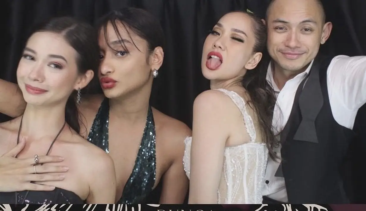 Yuki Kato mengenakan dress hitam model halterneck dipadukan anting-anting warna serasi. [@revashion]