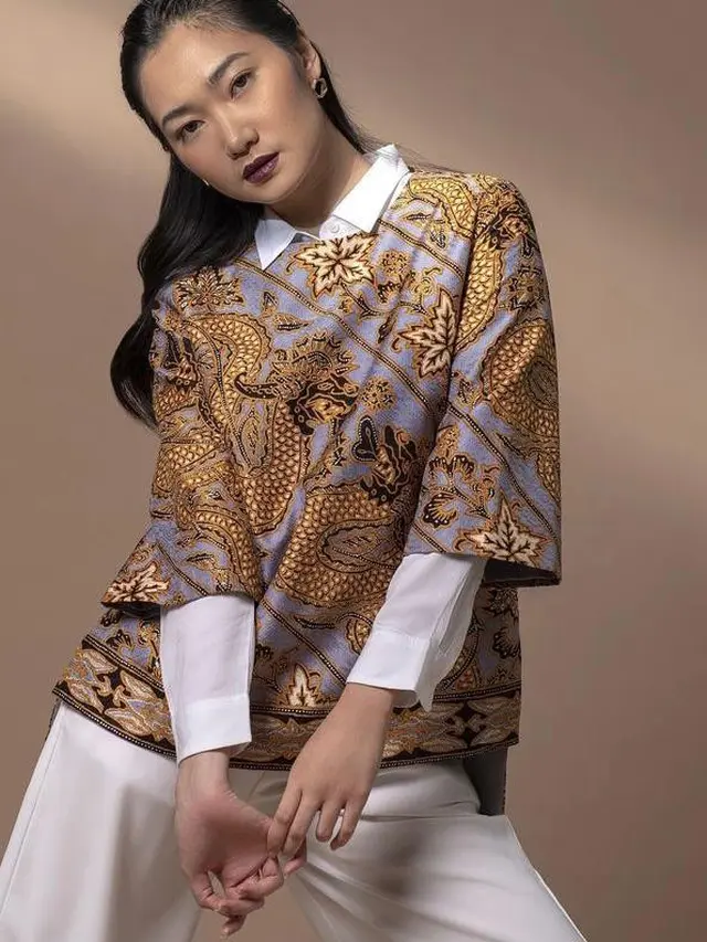 11 Model Atasan Batik Wanita Modern, Simple dan Modis untuk Kerja