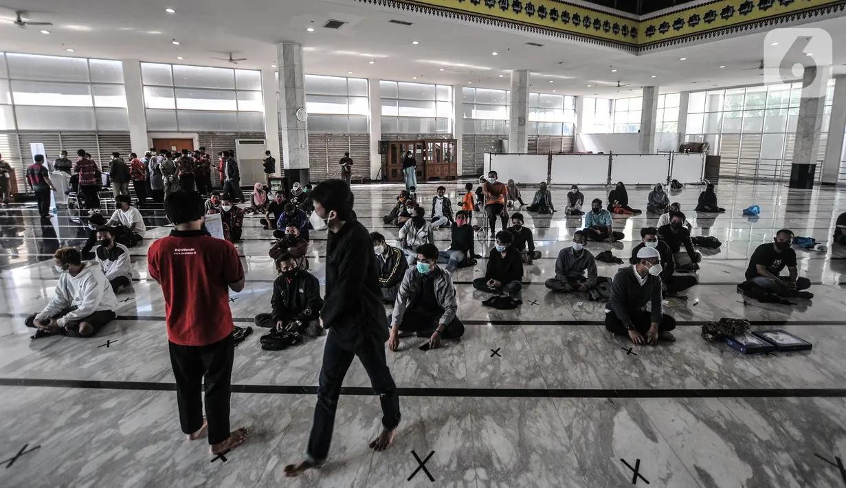 Peserta duduk saat akan mengikuti layanan Hapus Tato Gratis di Masjid Baitul Muhyi, Jakarta Timur, Jakarta, Kamis (29/4/2021). Sebelum mengikuti layanan ini peserta diwajibkan menjalani tes Genose Covid-19 dan periksa darah serta mengikuti aturan protokol kesehatan. (merdeka.com/Iqbal S. Nugroho)