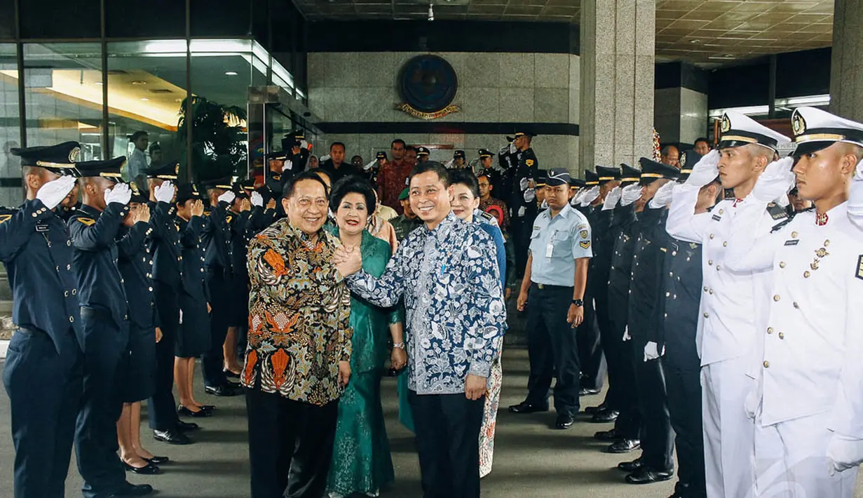 Ignasius Jonan dan EE Mangindaan di acara serah terima jabatan Menteri Perhubungan, Jakarta, Kamis (30/10/2014). (Liputan6.com/Faizal Fanani)
