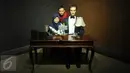 Pengunjung berselfi dengan Patung lilin Abraham Lincoln di Museum Alive Star Ancol, Jakarta (6/5). Patung-patung lilin dengan tampilan yang nyata dan mirip dari bintang-bintang K-Pop, Hollywood, dan tokoh dunia. (Liputan6.com/Gempur M Surya)