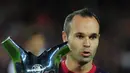 Gelandang Barcelona, Andres Iniesta, menerima penghargaan pemain terbaik Eropa di Stadion Camp Nou, Barcelona, Minggu (2/9/2012). Menjadi pemain terbaik Eropa 2012 merupakan puncak karier dari Iniesta. (AFP/Lluis Gene)