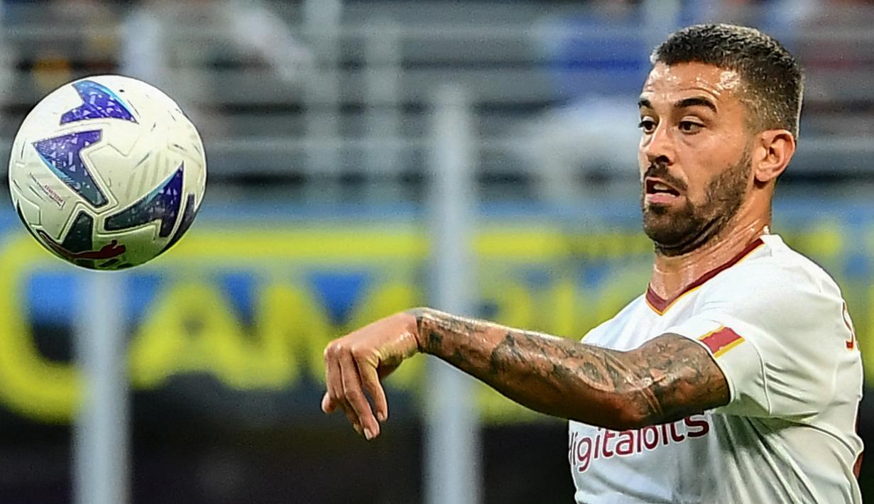 Bek AS Roma, Leonardo Spinazzola menguasai bola saat menghadapi Inter Milan pada laga Liga Italia 2022/2023 di San Siro Stadium, Milan (1/10/2022). Leonardo Spinazzola yang merupakan pemain didikan akademi Juventus ini dilepas ke AS Roma pada awal musim 2019/2020 setelah sebelumnya lebih banyak dipinjam kan ke beberapa klub di Liga Italia. AS Roma mendatangkannya dengan mahar senilai 29,5 juta euro atau kini setara Rp484 miliar. (AFP/Isabella Bonotto)