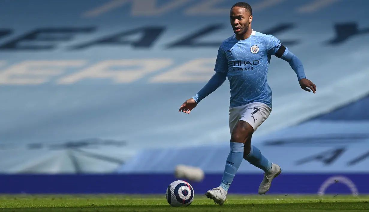 Man City mendapat peluang pada menit ke-20. Sterling melakukan aksi individu sebelum melepas tendangan ke gawang Leeds. Namun, bola belum membobol gawang Illan Meslier. (Foto: AFP/Pool/Michael Regan)