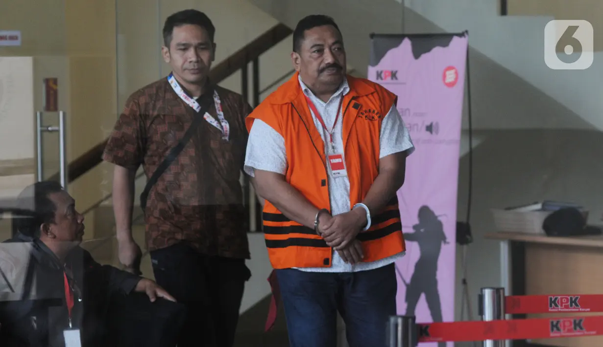 Kontraktor yang merupakan tersangka penyuap Bupati Indramayu, Carsa (kanan) tiba untuk menjalani pemeriksaan di Gedung KPK, Jakarta, Rabu (18/12/2019). Carsa diperiksa terkait dugaan korupsi suap pengaturan proyek di lingkungan Pemerintah Kabupaten Indramayu Tahun 2019. (merdeka.com/Dwi Narwoko)