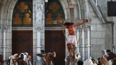 Umat Katolik memperagakan drama visualisasi prosesi penyaliban Yesus saat peringatan Jumat Agung di Gereja Katedral, Jakarta, Jumat (3/4/2026). Visualisasi Jalan Salib (atau sering disebut Tablo) merupakan sebuah pertunjukan drama yang memeragakan kembali kisah sengsara dan wafatnya Yesus Kristus. (Kapanlagi.com/Budy Santoso)