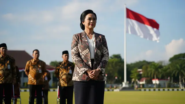 Setelan Blazer dan RokCelana (untuk Wanita)