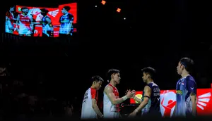 Pebulu tangkis ganda putra Indonesia, Raymond Indra/Nikolaus Joaquin bersalaman dengan rekan senegaranya, Sabar Karyaman Gutama/Moh Reza Pahlevi dalam laga semifinal Indonesia Open 2026 di Istora Senayan, Jakarta, Sabtu (06/06/2026). (Bola.com/Bagaskara Lazuardi)