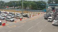Antrian Kendaraan Kecil Untuk Masuk Ke Kapal Di Pelabuhan Merak, Kota Cilegon, Banten. (Sabtu, 24/12/2022). (Yandhi Deslatama/Liputan6.com).