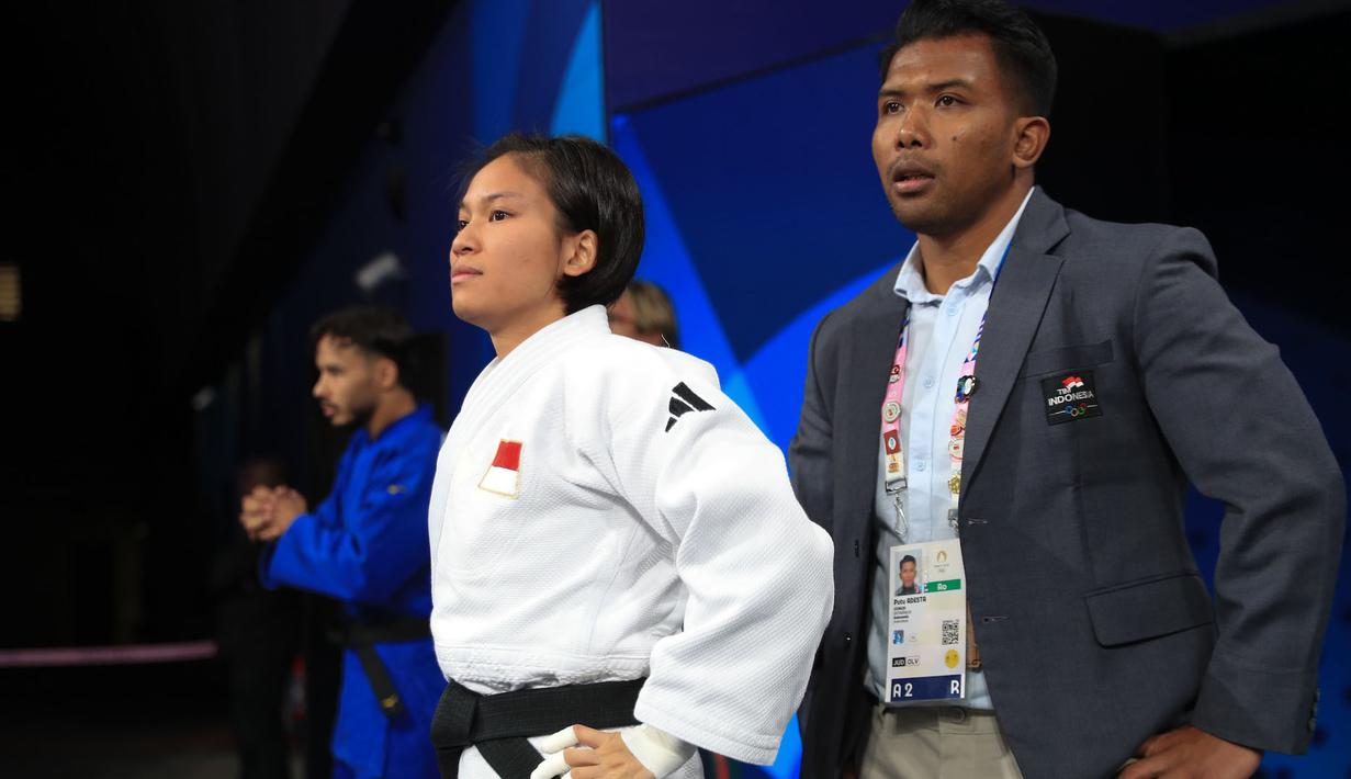 <p>Atlet judo putri Indonesia, Maryam March Maharani didampingi sang pelatih bersiap jelang menghadapi pejudo Mozambik, Jacira Ferreira pada laga babak 32 besar kelas 52 kg putri Olimpiade Paris 2024 di Champ-de-Mars Arena, Paris, Minggu (28/7/2024). Maryam March Maharani menang 10-0, namun ahirnya tersingkir di babak 16 besar setelah kalah dari pejudo Kosovo, Distria Krasniqi. (Dok. NOC Indonesia/Naif Muhammad Al'as)</p>