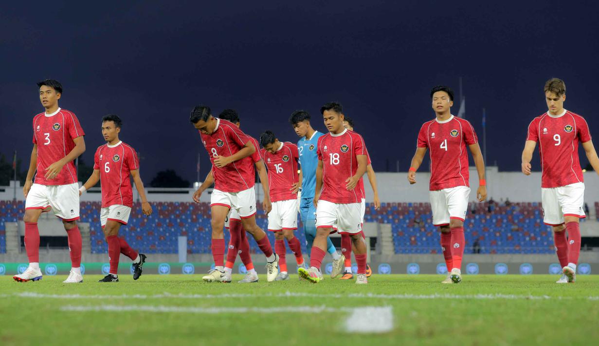 Pemain Timnas Indonesia U-22 sesaat sebelum melawan Myanmar pada pertandingan terakhir Grup C SEA Games 2025 di The 700th Anniversary of Chiang Mai Stadium, Thailand, Jumat (12/12/2025). Timnas Indonesia U22 dipastikan angkat koper lebih awal dari SEA Games 2025 Thailand. (Bola.com/Bagaskara Lazuardi)