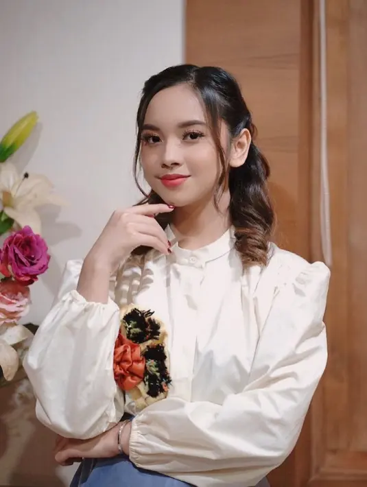 Di beberapa kesempatan saat tampil di atas panggung, Lyodra juga terlihat menggunakan busana berwarna putih. Dengan riasan serta tatanan rambut sederhana, penampilan wanita kelahiran 21 Juni 2003 ini menarik perhatian publik. (Liputan6.com/IG/lyodraofficial)
