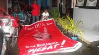 3 banner yang memuat 'Salam Dua Jari Untuk Surabaya Hebat' berukuran 2x3 meter dicopot oleh Panitia Pengawas Kecamatan Tambak Sari, Surabaya, Jawa Timur. (Liputan6.com/Dhimas Prasaja)