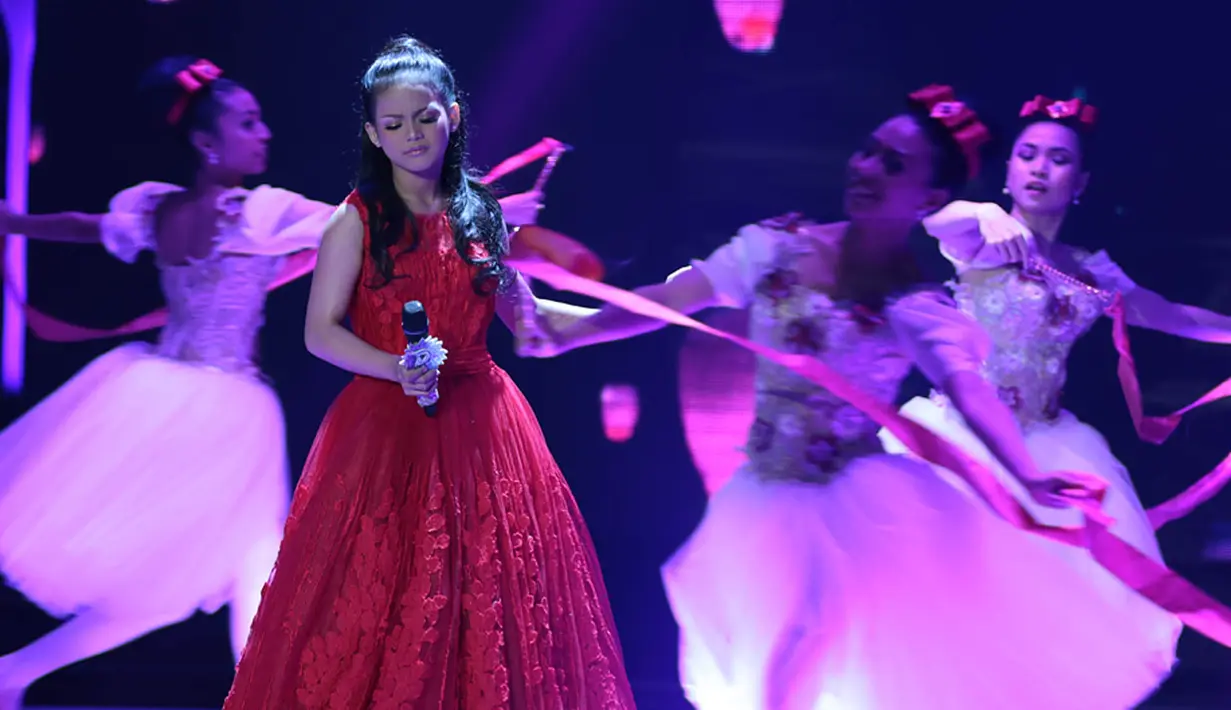 Malam grand final Dangdut Academy 4 yang digelar tadi malam, Jumat (19/5/2017) di Studio 5 Indosiar, Jakarta Barat, tentu menjadi malam bersejarah bagi Putri. Namun cukup menyedihkan ketika ia jatuh pingsan. (Deki Prayoga/Bintang.com)