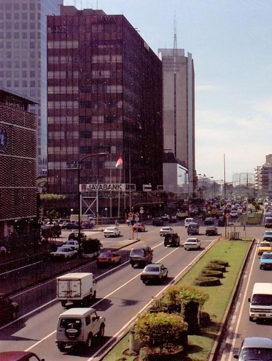 Jalan M. H. Thamrin yang selalu ramai kendaraan sejak dulu. (Source: Instagram/@perfectlifeid)