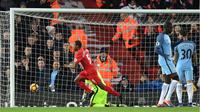 Gelandang Liverpool Georginio Wijnaldum merayakan gol ke gawang Manchester City pada laga Premier League di Anfield, Liverpool, Sabtu (31/12/2016). (AFP/Paul Ellis)