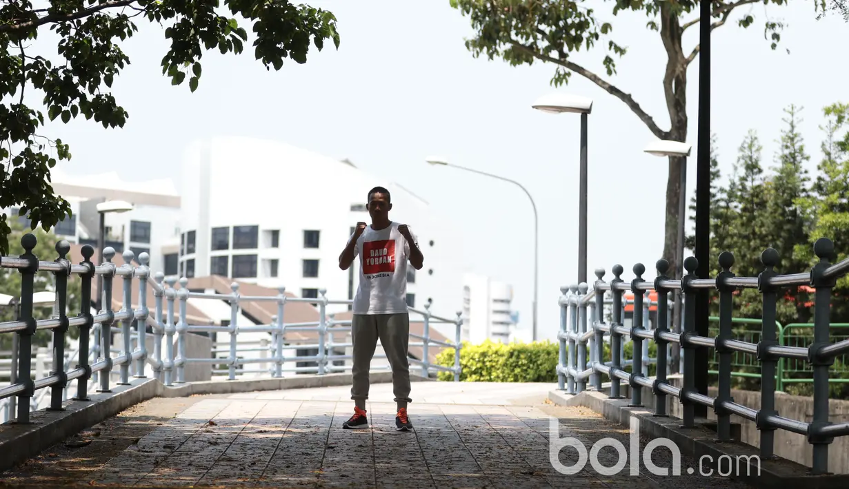 Gaya Daud Yordan saat sesi latihan ringan di Areal Pedestrian, Singapura, Jumat (24/3/2017).  Saat ini, Daud Yordan berada di peringkat dua kelas ringan WBA dan peringkat sembilan di WBO.  (Bola.com/Nicklas Hanoatubun)