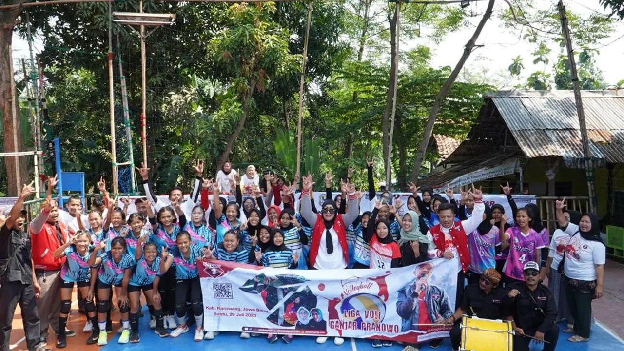 Relawan pendukung bakal calon presiden (capres) Ganjar Pranowo mengadakan kegiatan Liga Voli Ganjar Pranowo di Kabupaten Karawang, Jawa Barat pada Sabtu (29/7/2023).