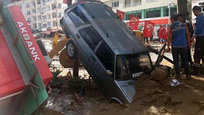 Orang-orang bekerja di area yang terdampak banjir di Provinsi Giresun, kawasan Laut Hitam, Turki (23/8/2020). Banjir yang melanda Giresun pada Minggu (23/8) menewaskan enam orang, termasuk dua personel Gendarmerie, demikian dilaporkan kantor berita semiresmi Turki Anadolu Agency. (Xinhua)