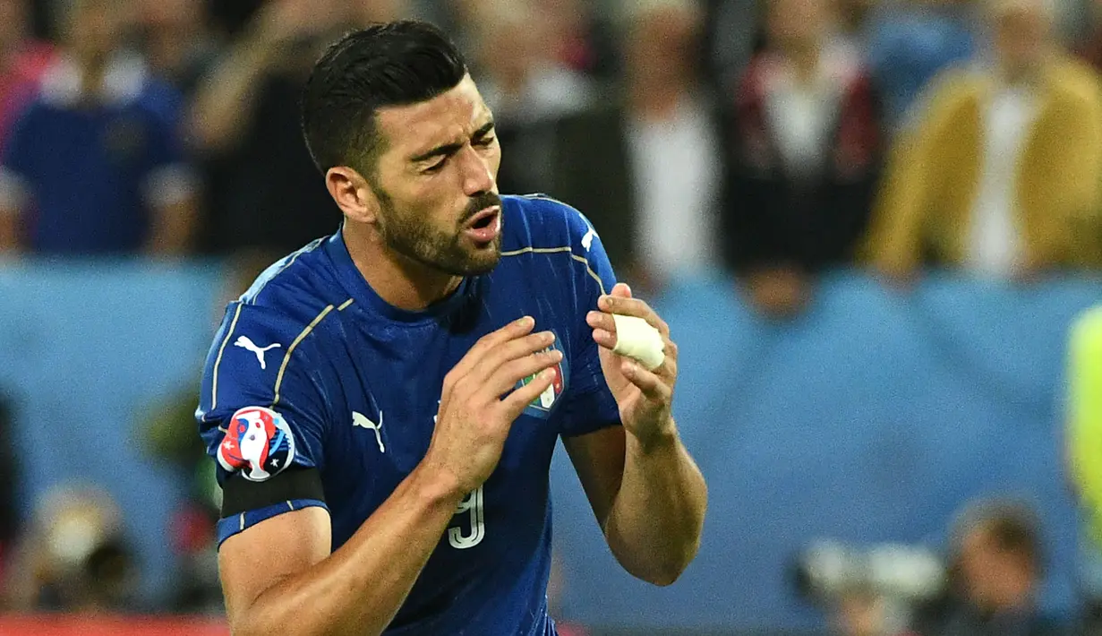 Pemain Italia, Graciano Pelle kecewa saat gagal mencetak gol lewat penalti ke gawang Jermanpada perempat final Piala Eropa 2016 di Stadion Matmut Atlantique, Bordeaux, Minggu (3/7/2016) dini hari WIB. (AFP/Vincenzo Pinto)