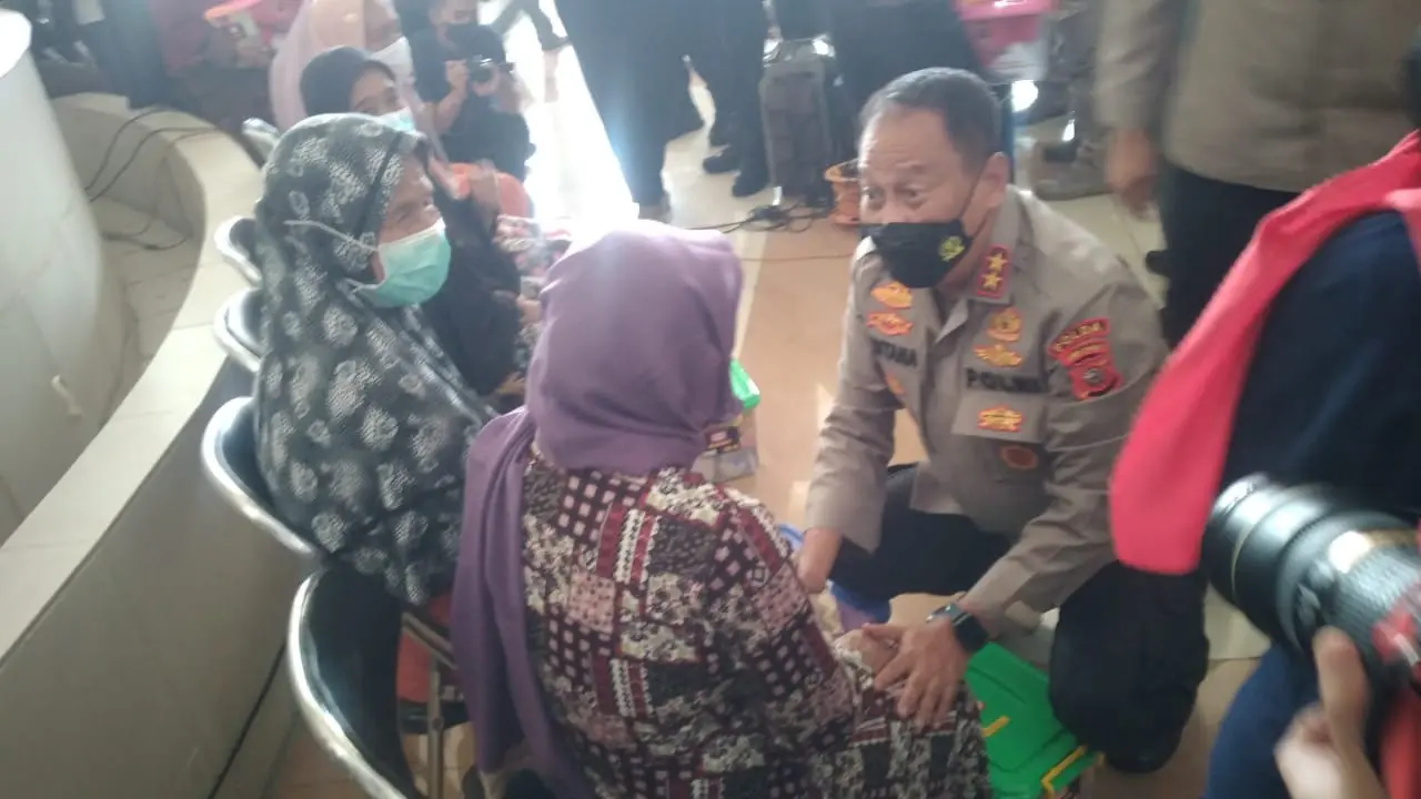 Kapolda Jabar Irjen. Pol Suntana tengah menyapa salah satu warga di sela-sela pelaksanaan vaksinasi booster di gedung Pemda Tasikmalaya. (Liputan6.com/Jayadi Supriadin)