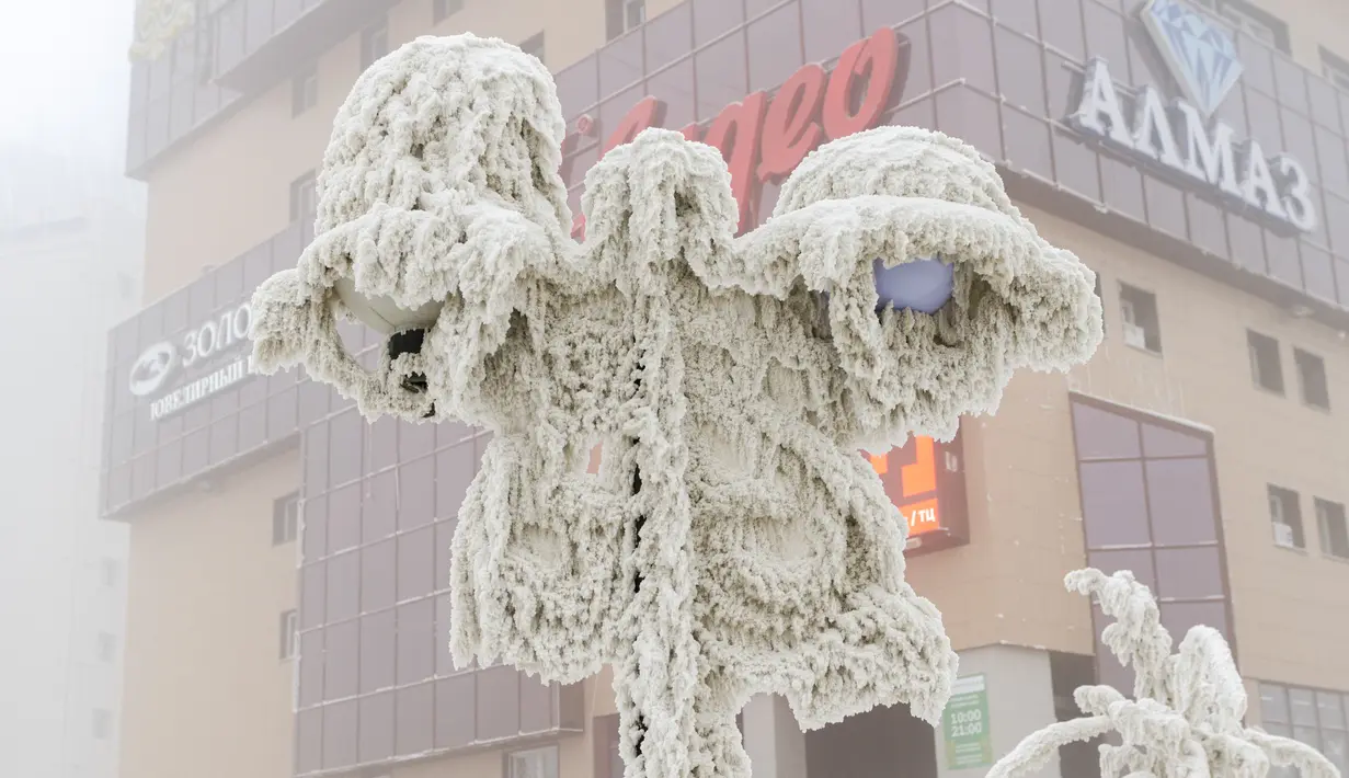 Lampu jalan tertutup es di luar pusat perbelanjaan saat suhu turun menjadi sekitar minus 50 derajat Celcius (-58 derajat Fahrenheit) di Yakutsk, Rusia pada Sabtu (16/1/2021).  Yakutsk atau Yakutia tersohor sebagai kota terdingin di dunia. (AP Photo/Ajar Warlamov)