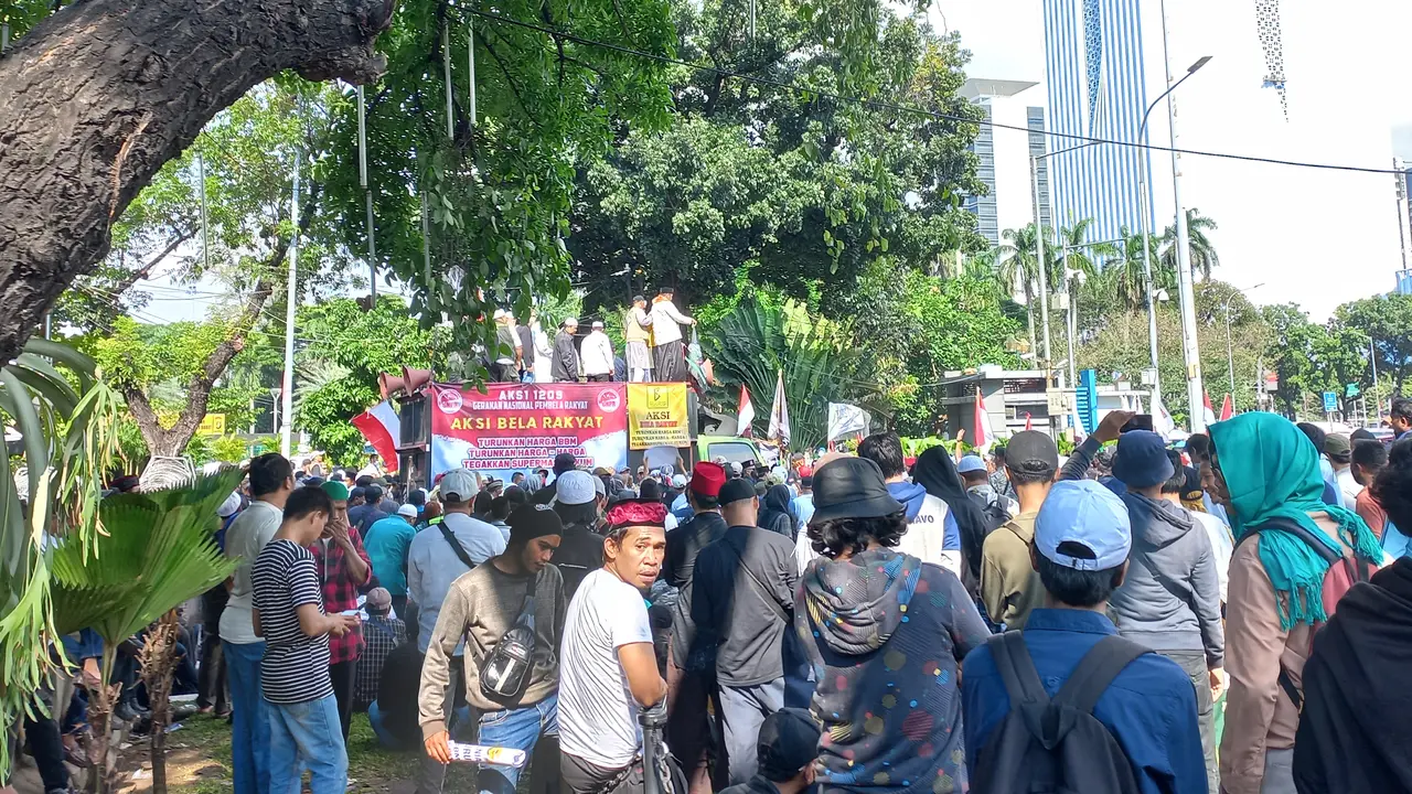 Massa Gerakan Nasional Pembela Rakyat (GNPR) saat demo